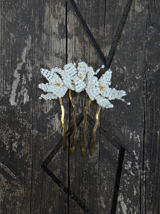 Yaz bridal hair comb by Vowen, hand-beaded ivory glass bead flowers with golden centres on a gold-tone comb